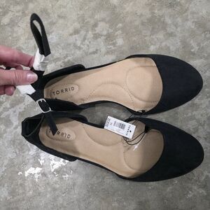 11 Torrid Black Faux Suede Dress Ankle Strap Almond Toe Flats